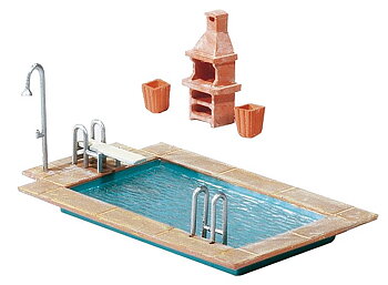 Swimming-Pool und Gartenhaus