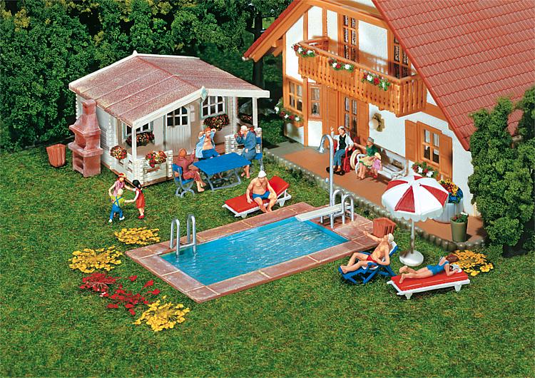 Pool och trädgårdshus