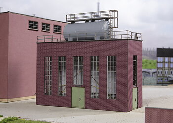 Industribyggnad med tank