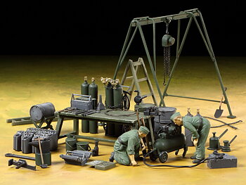 German Field Maintenance Team & Equipment Set 1/35