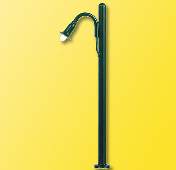 Lampa på trästolpe