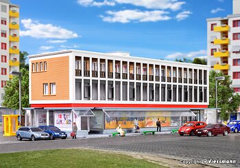 Kontorsbyggnad med affärer i bottenplan