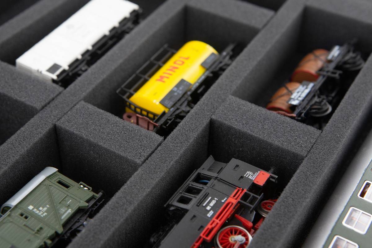 Feldherr Storage Box DSLB075 for model railway locomotives, wagons and vehicles - 8 slots for 00 Gauge - horizontal - 3