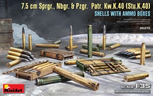 Sprgr. Nbgr. Pzgr. Patr. Kw.K.40  m. ammunitionslådor 1/35