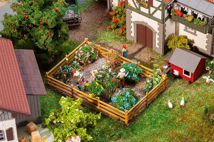 Kolonilott med blommor och buskar