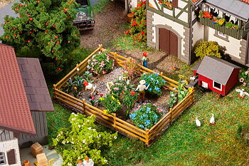 Kolonilott med blommor och buskar