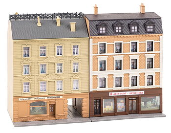 Stadthäuser mit Apotheke und