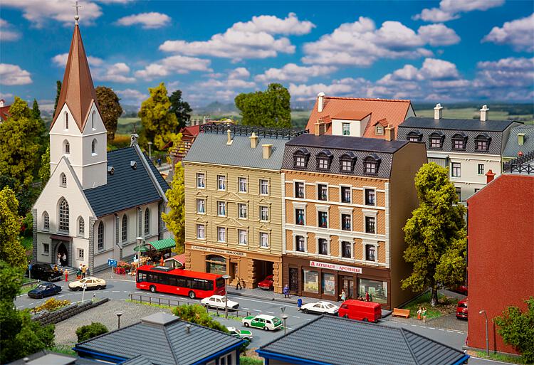 Stadthäuser mit Apotheke und