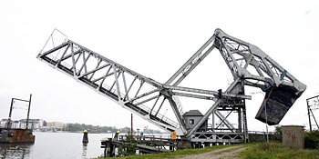 Operating Single-Track Railroad Bascule Bridge