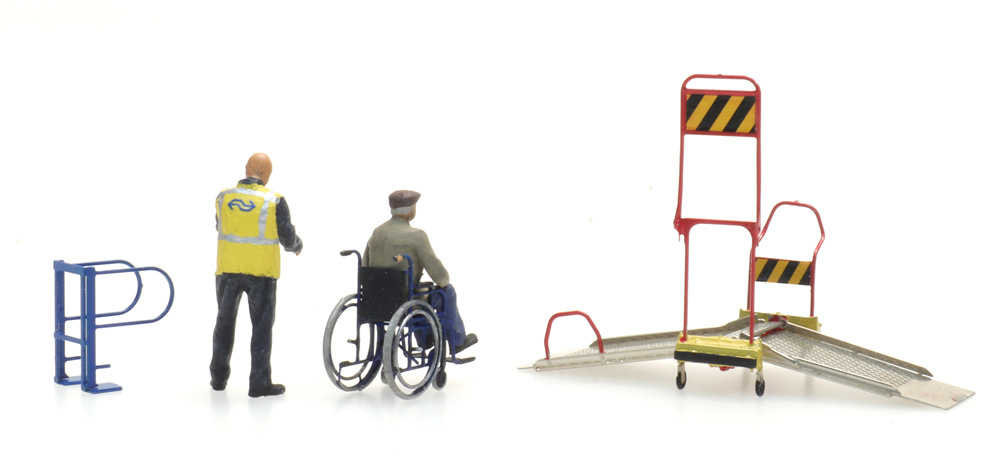 Wheelchair ramp and 2 figures - 2