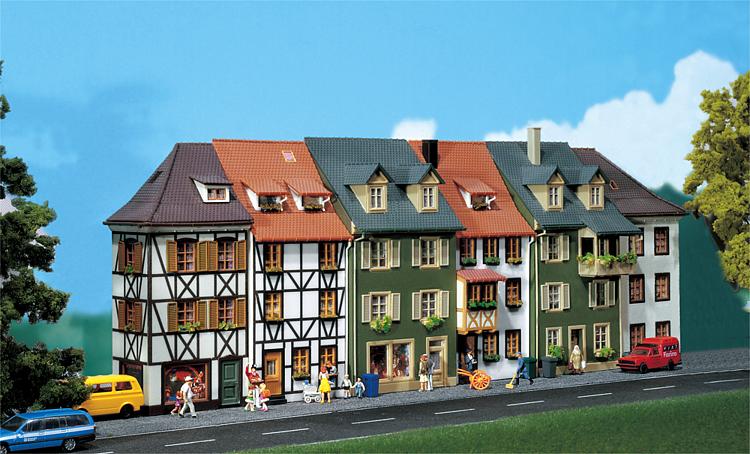 Hus i relief, 6st