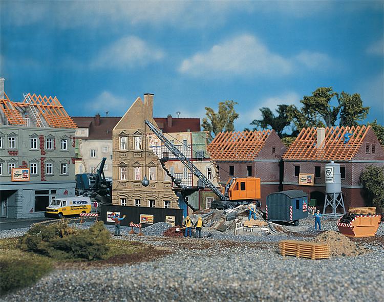 Rivningshus med grävskopa