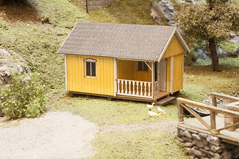 Svenskt trädgårdshus med veranda, gult