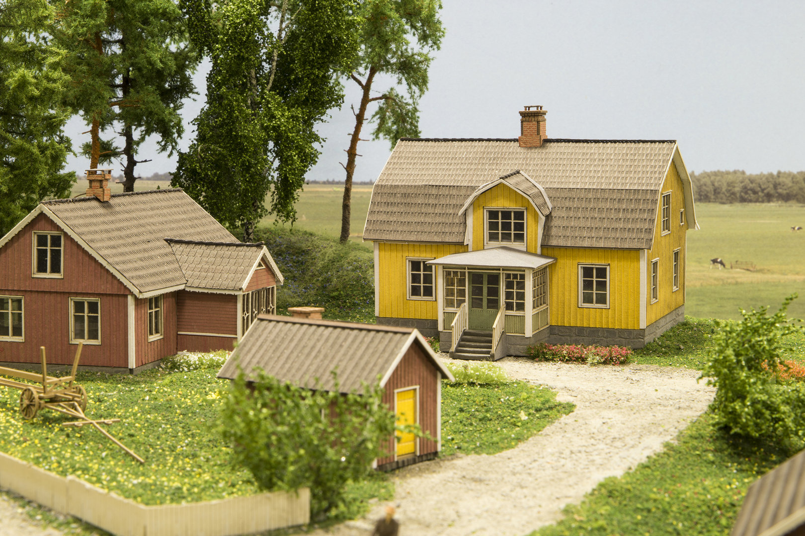 Svensk gul villa med mansardtak