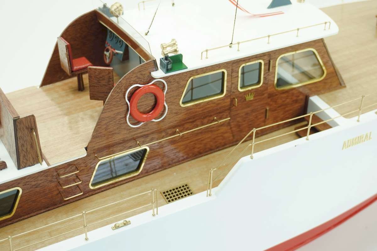 Admiral with wooden hull 1/20 - 2
