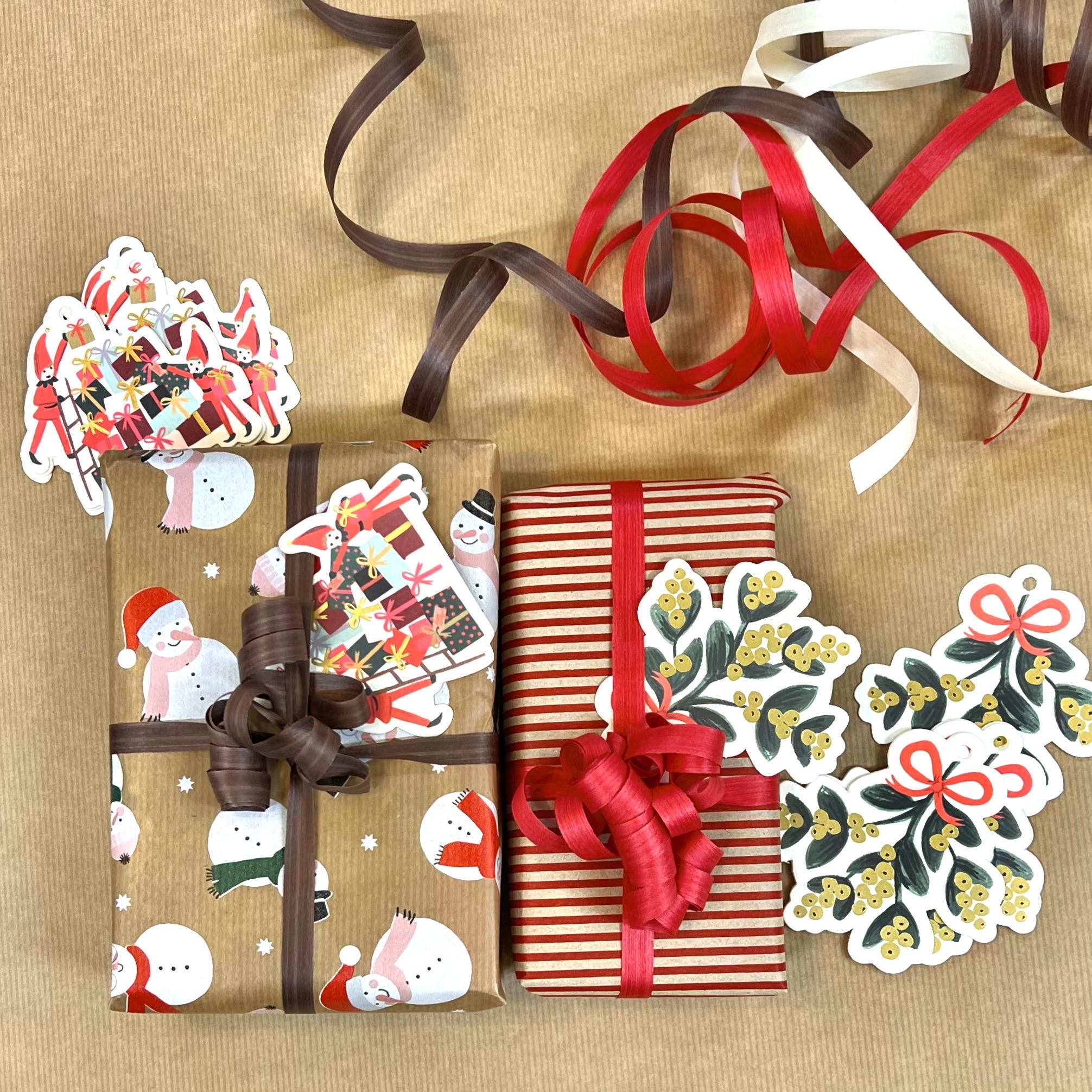 Paketinslagning av ett paket Julklapp!  Välj mellan många olika kort! Beställ det antal du önskar få inslagna!  - 12