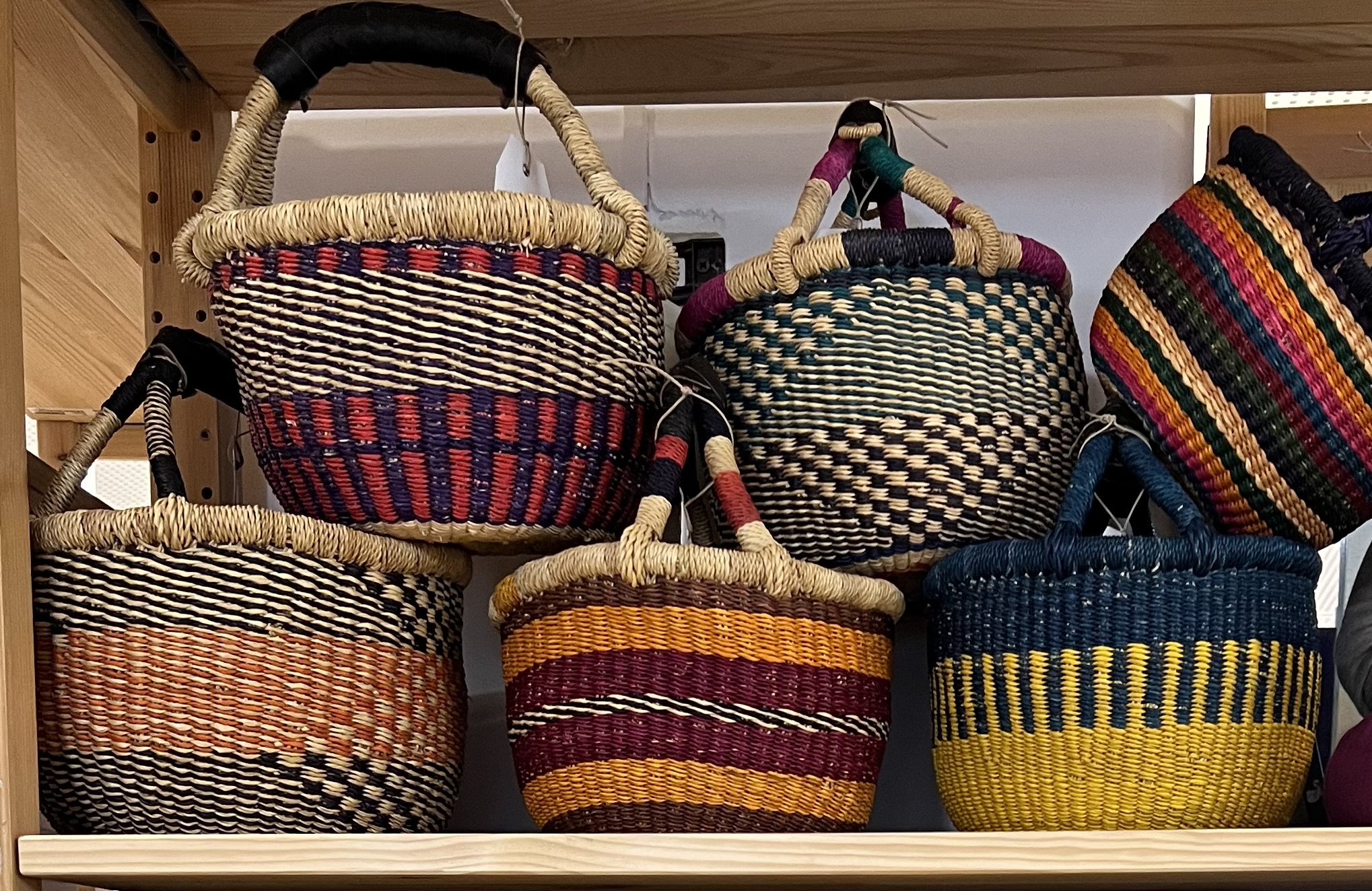 Möbler kvastar borstar och korgar