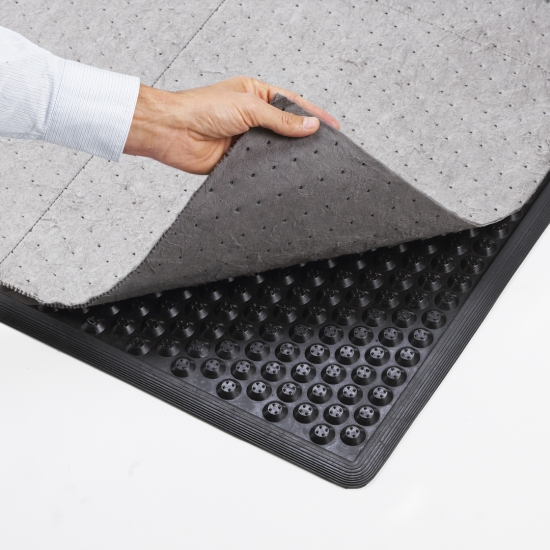 Avlastande arbetsplatsmatta med absorbent