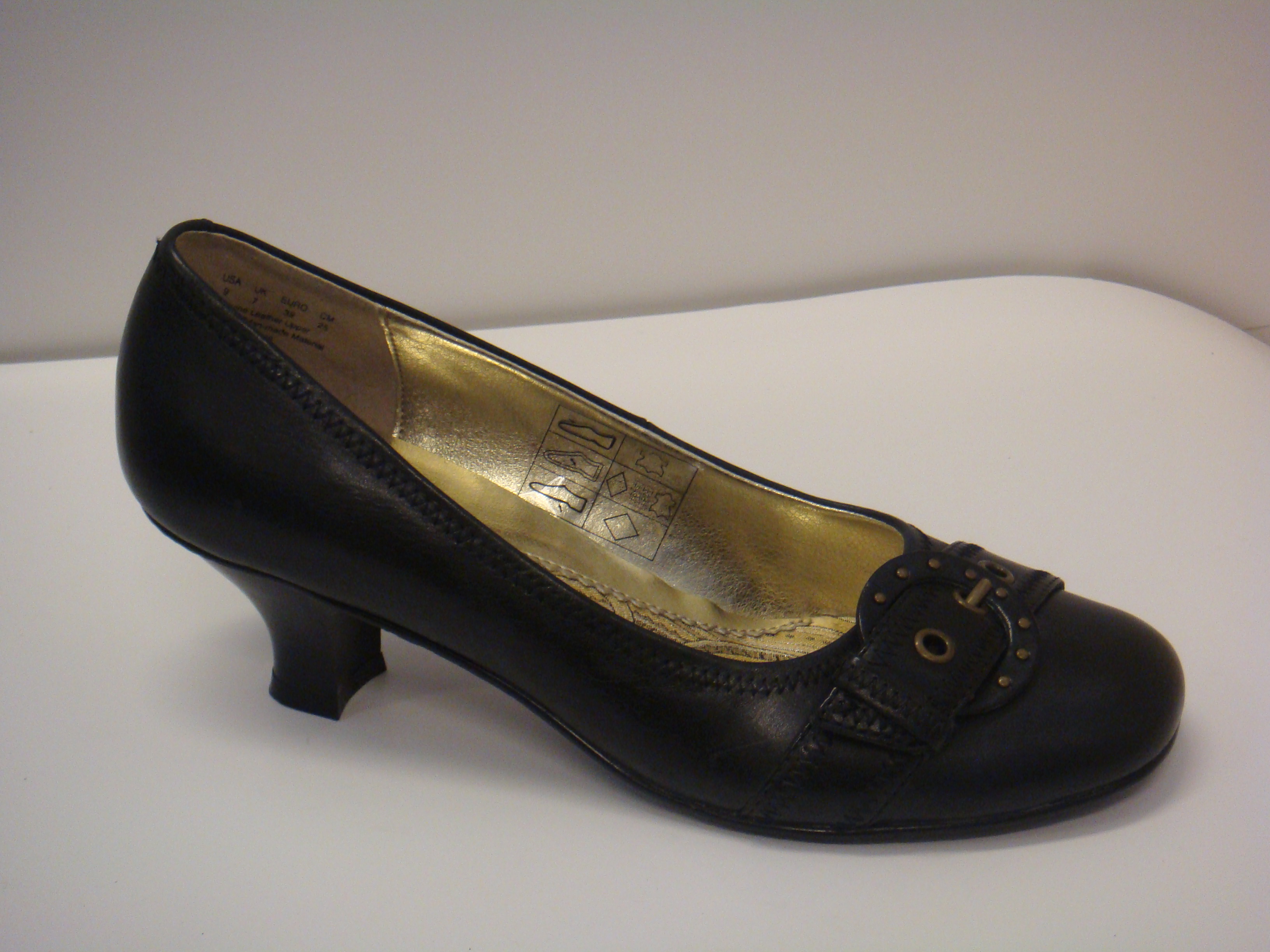 Svart eller vit skinnsko, Hush Puppies