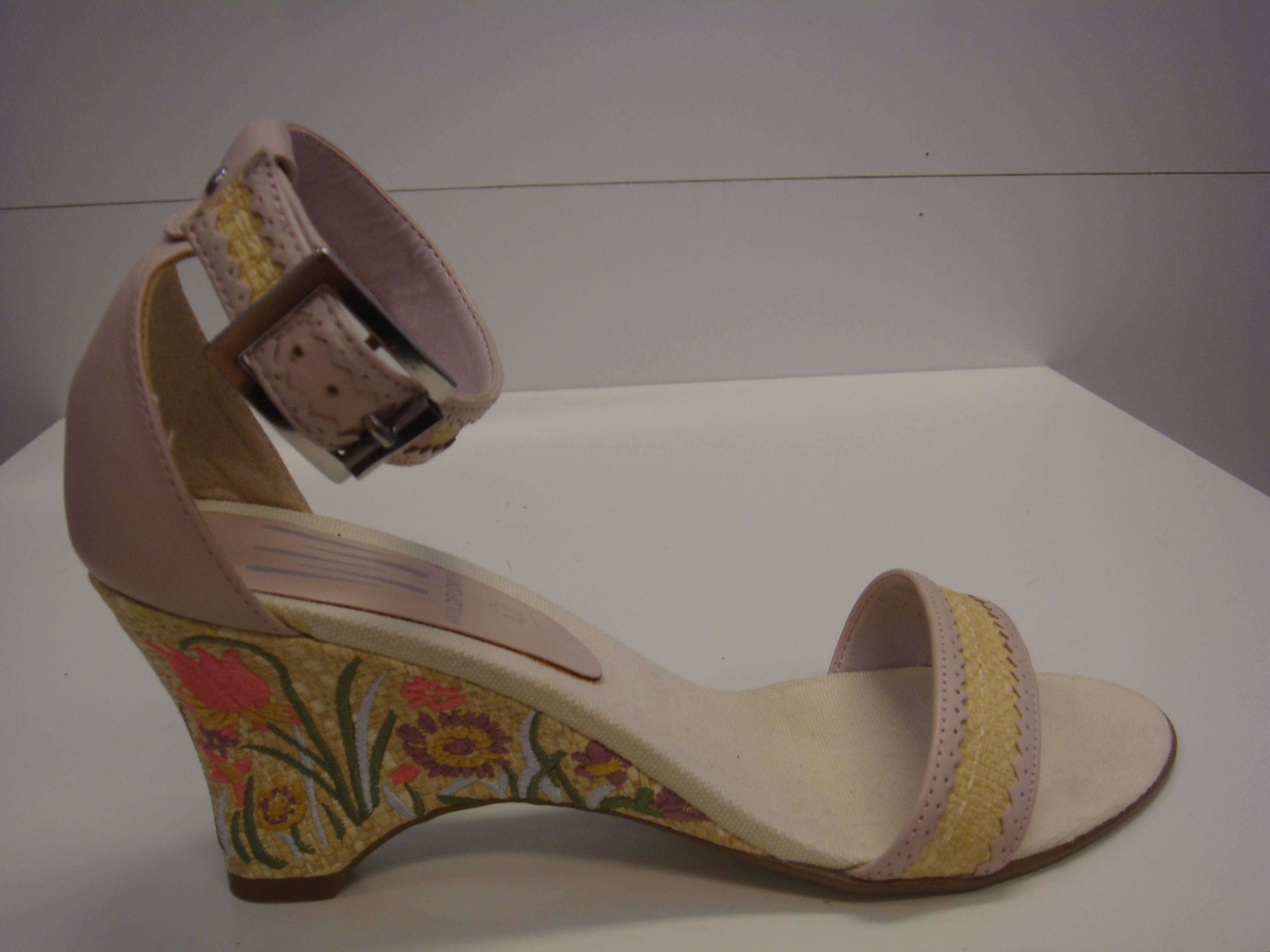 Sandalett med kilklack, broderade blommor, rosa/beige