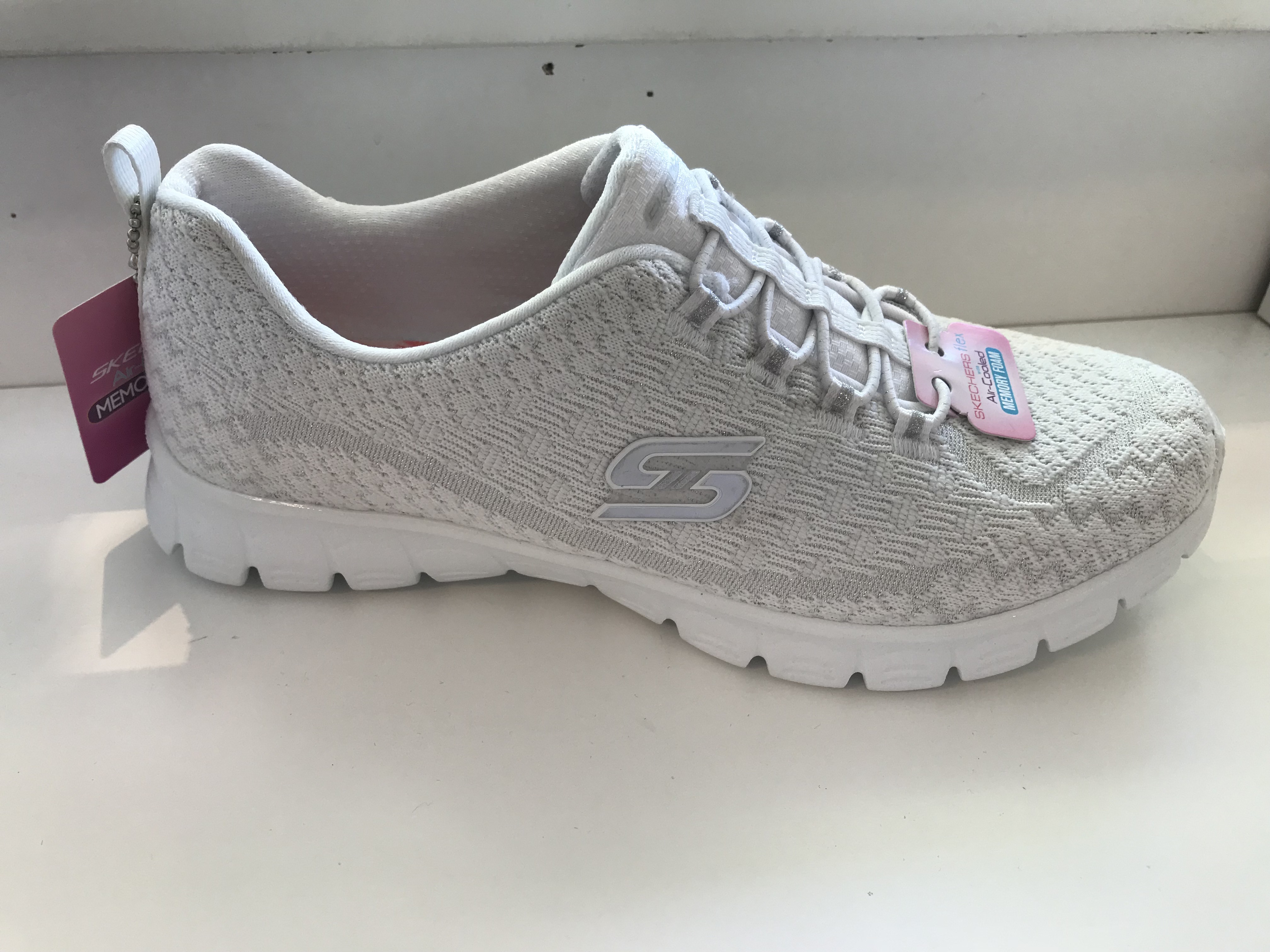 Skechers sköna damsko, vit med resår istället för snörning.  Memory foam innersula.