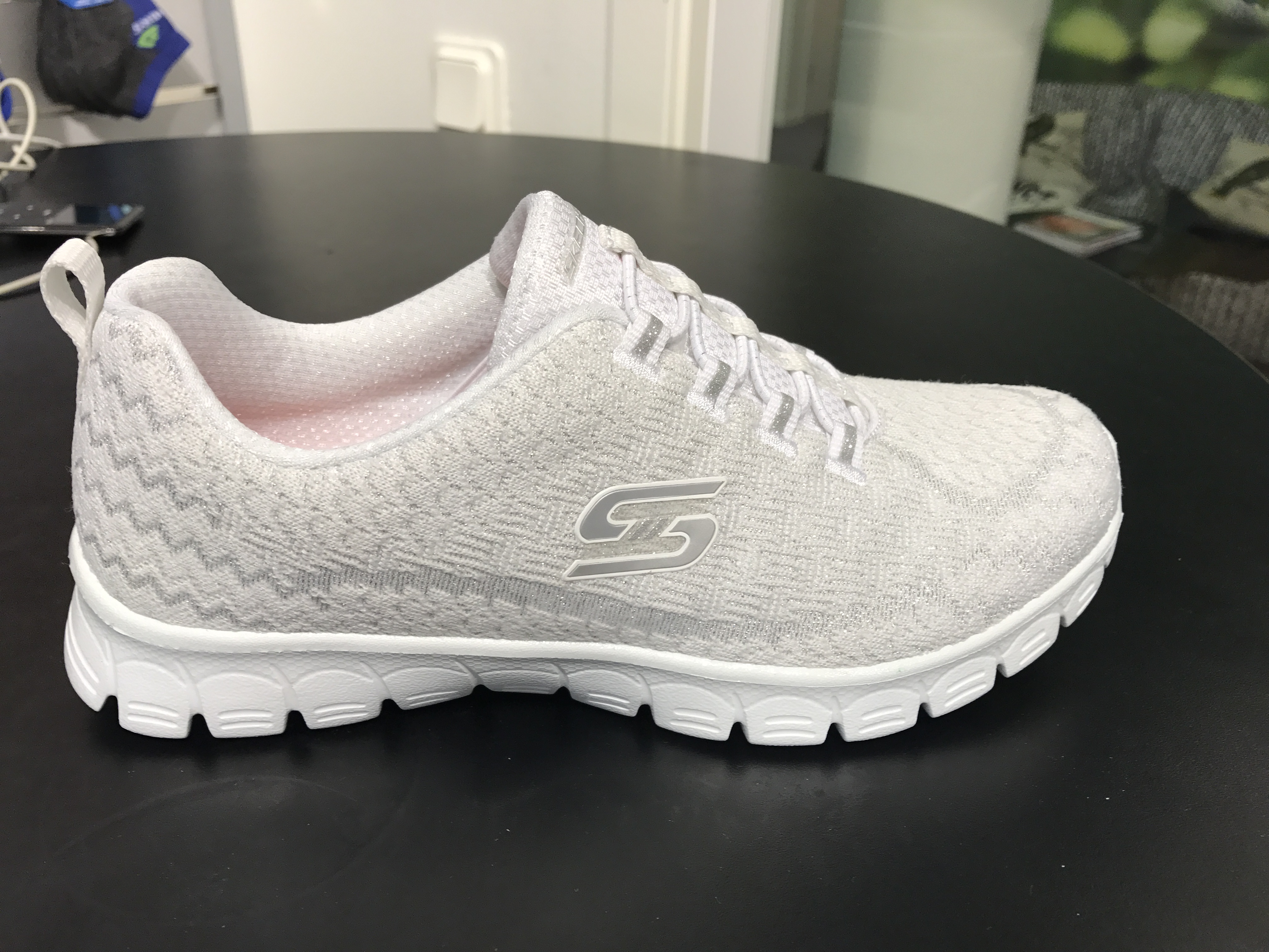Skechers sköna damsko, vit med resår istället för snörning.  Memory foam innersula. - 2