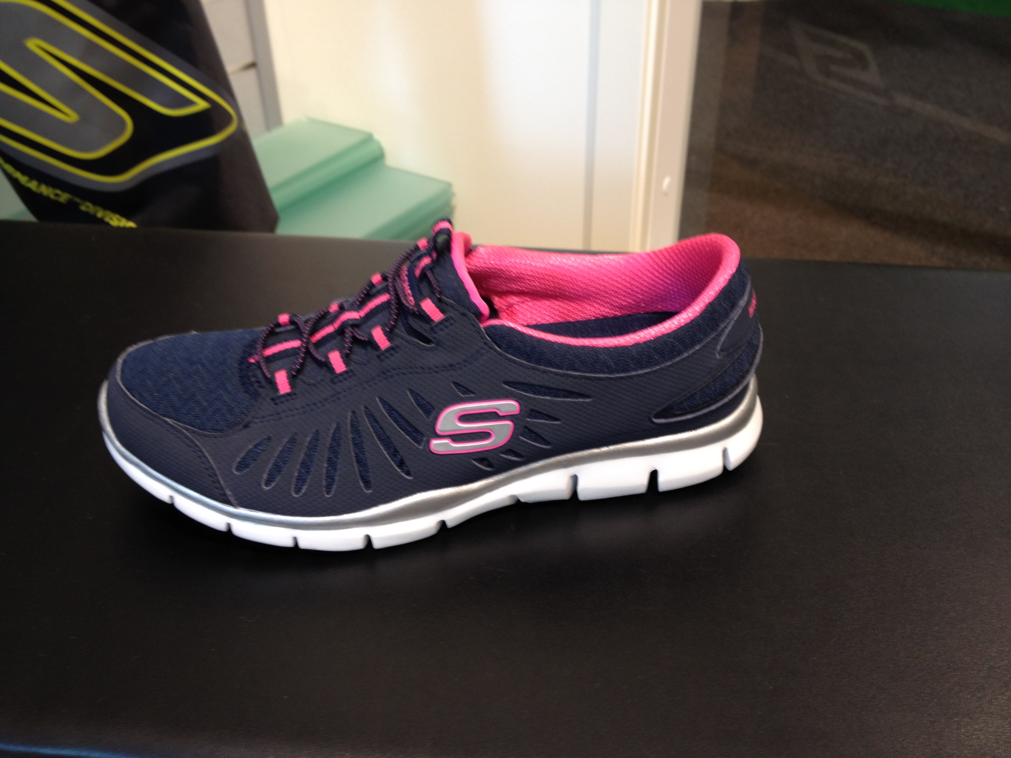 Fritidssko mörkblå/ceris, resår istället för snörning. Skechers