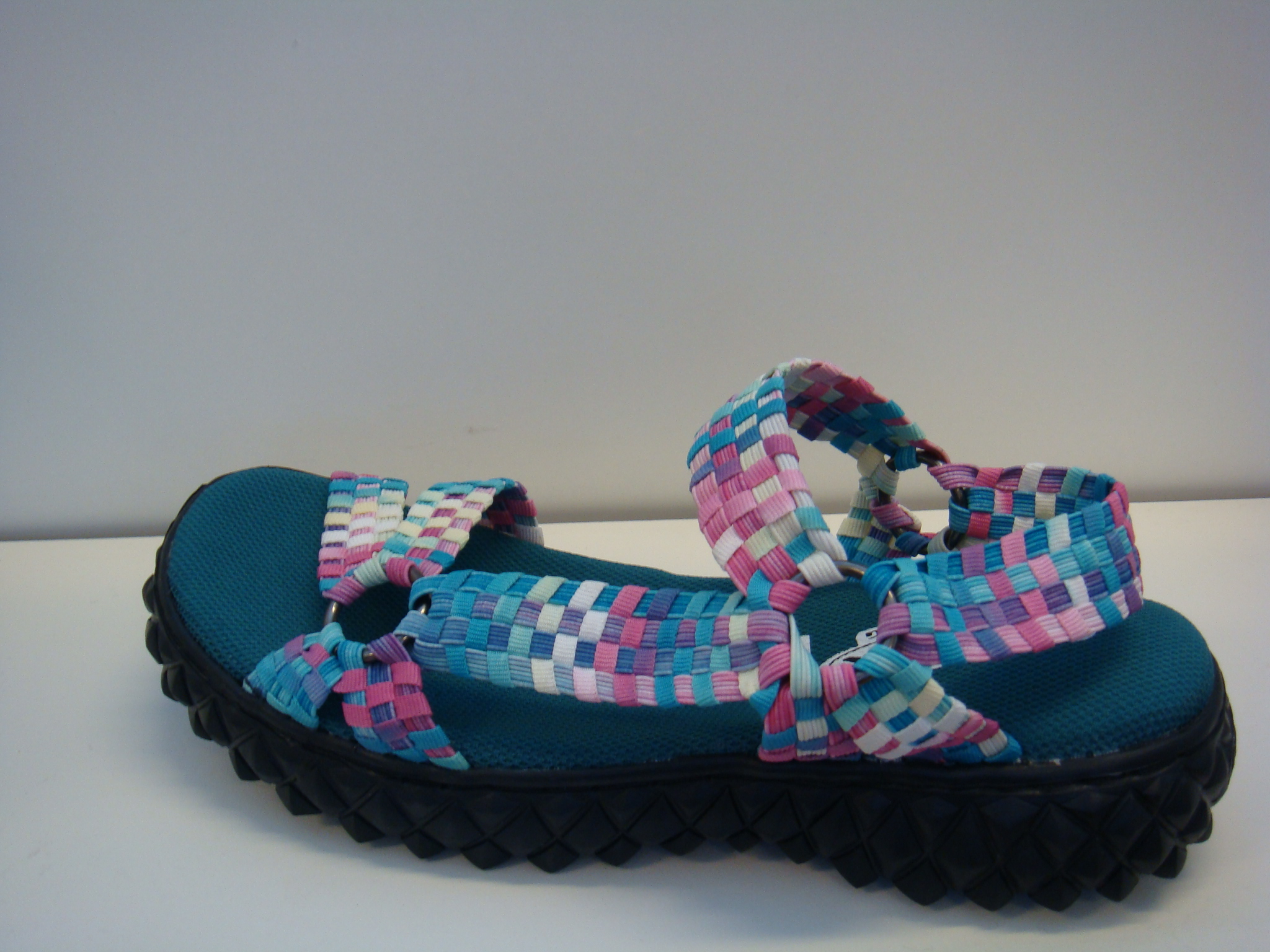 "Resår"  -  sandal.  Superskön med svikt i sulan.