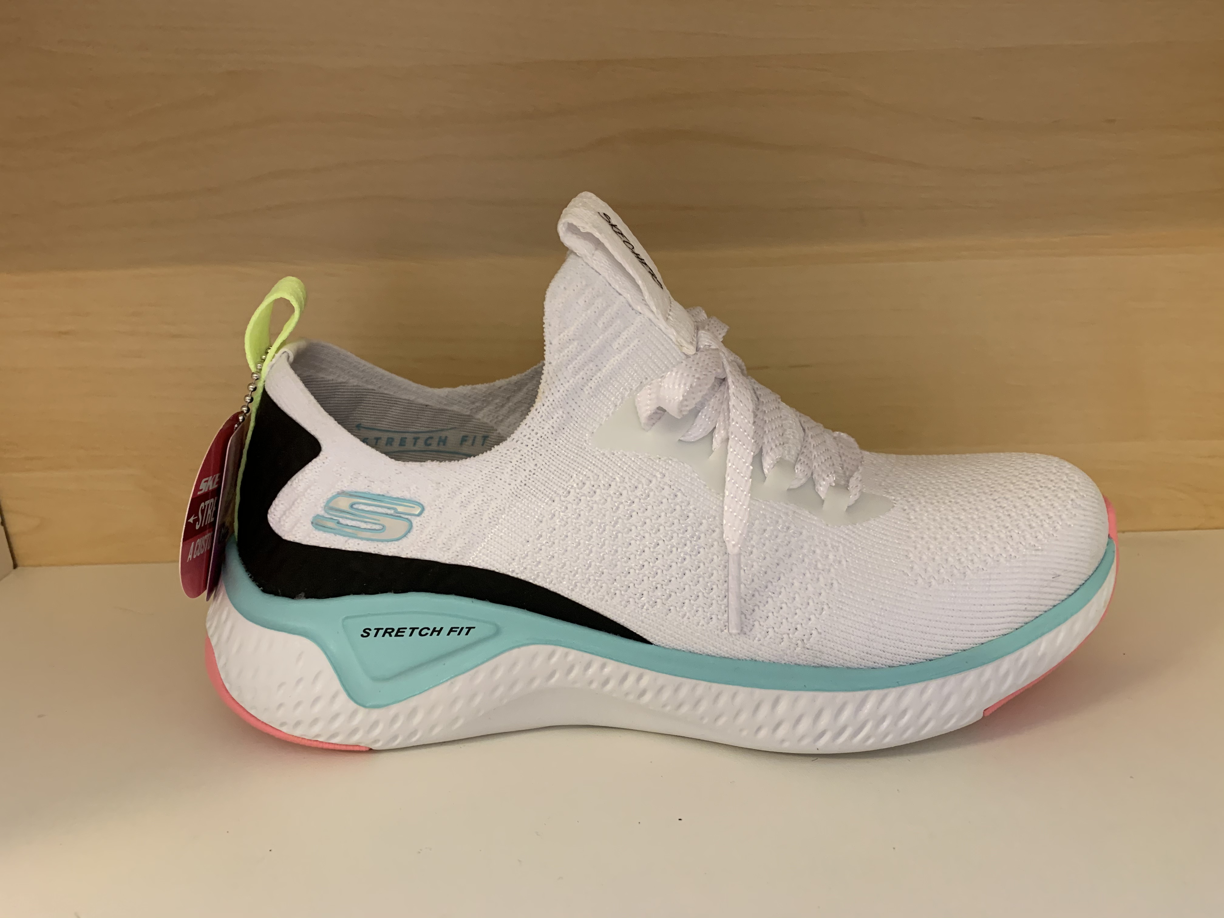 Skechers Womens Solar Fuse med Memory Foam innersula. Vit/tukos/svart/rosa STRETCH FIT .  "Fusk"-snörning.