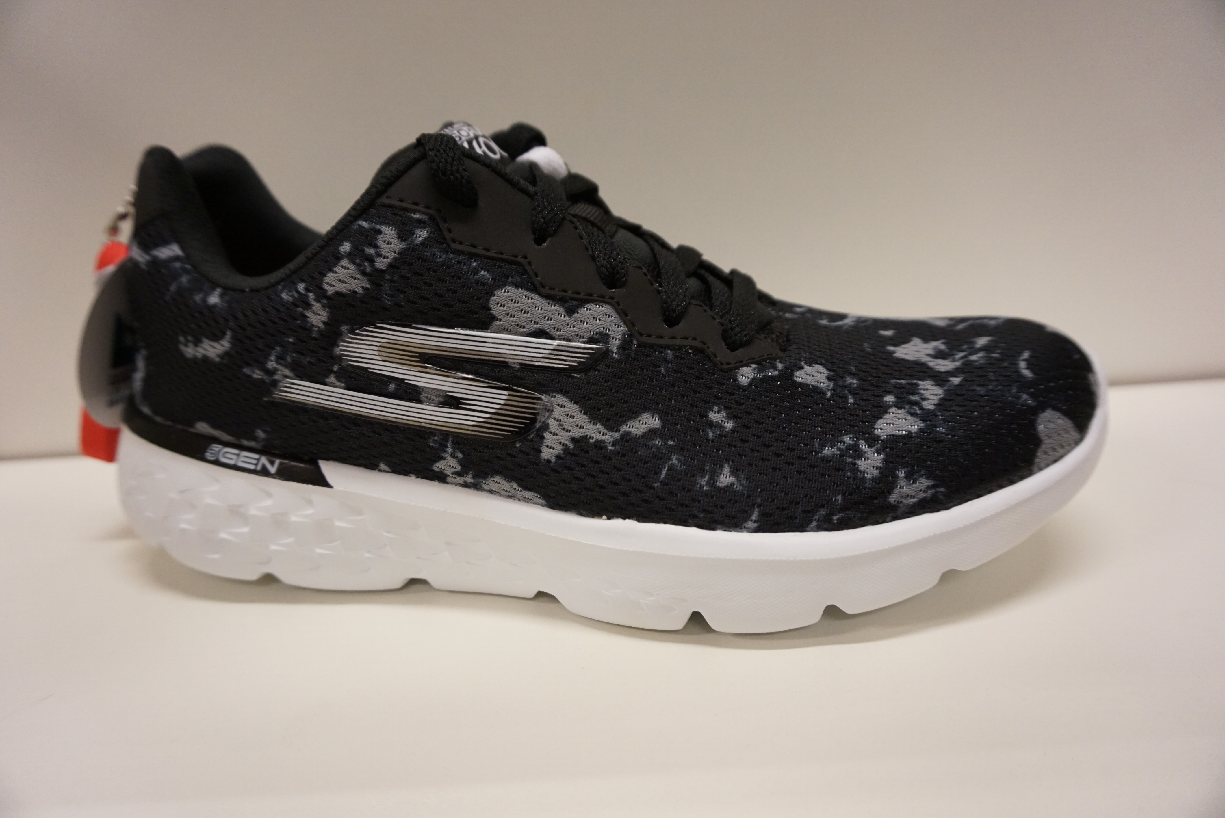 SKECHERS-damsko "Goga RUN"  Svart och grå.