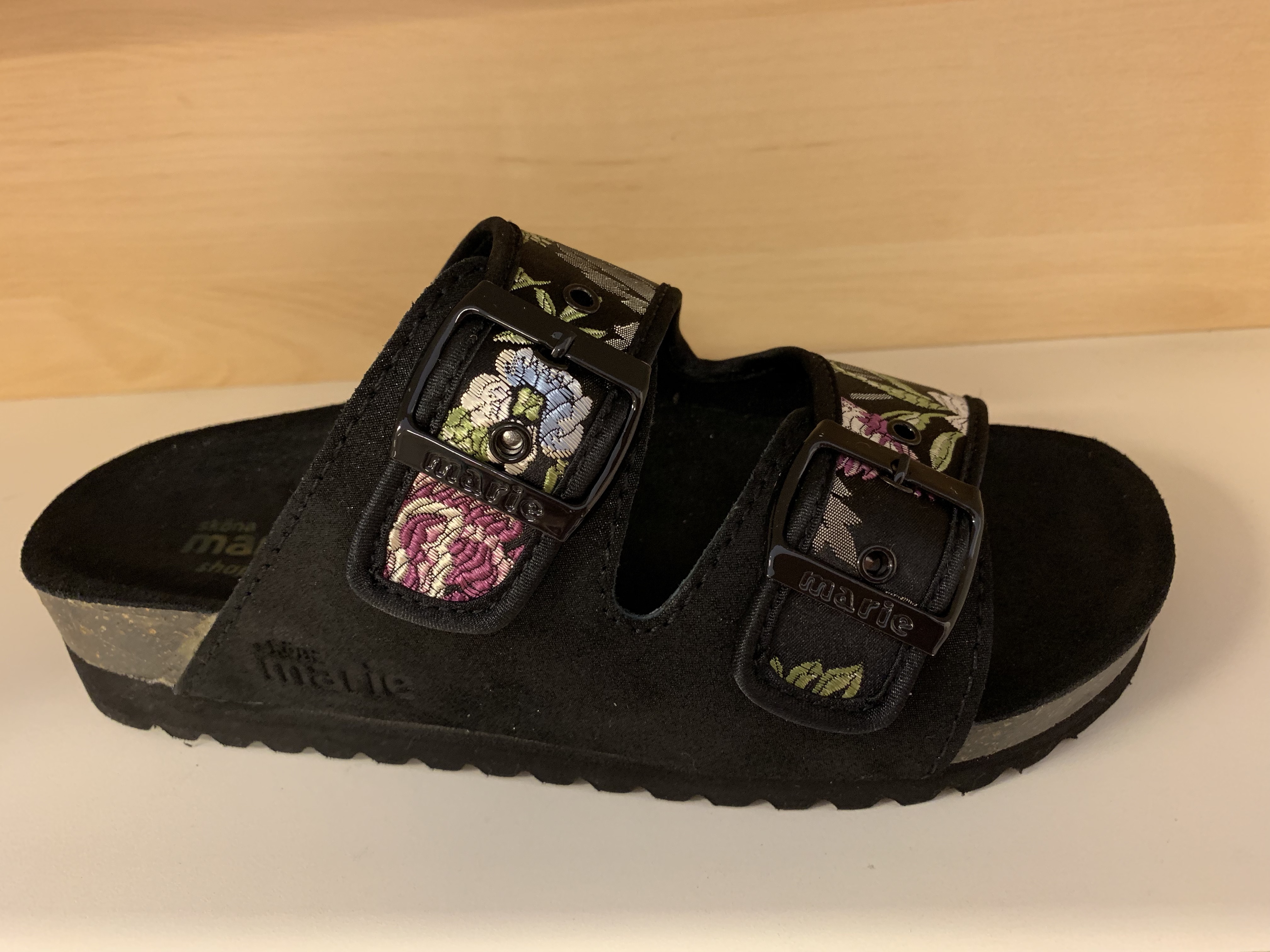 Damsandal  "Sköna Marie"  Svart med blom-mönster, skinn och textil.  Uppbygd innersula. - 3