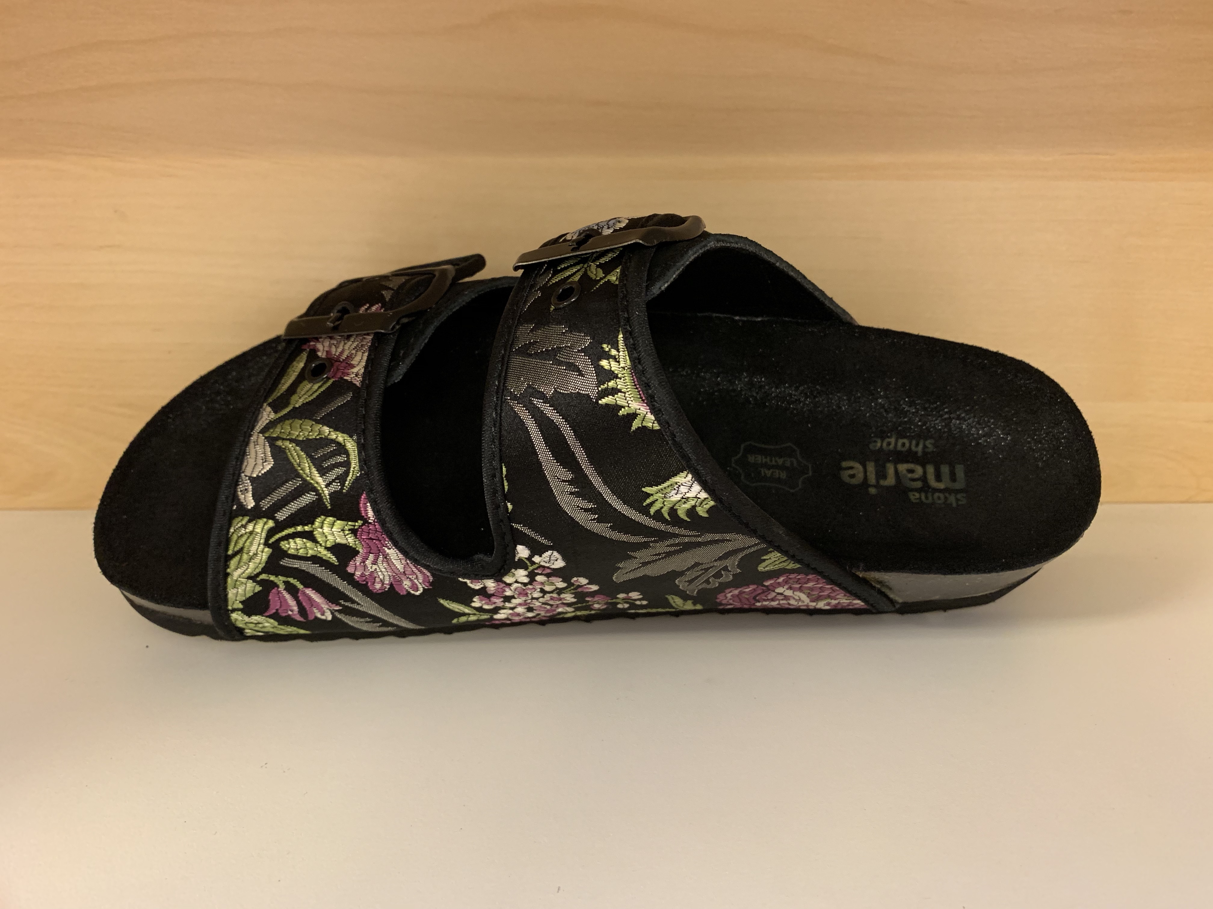 Damsandal  "Sköna Marie"  Svart med blom-mönster, skinn och textil.  Uppbygd innersula. - 4