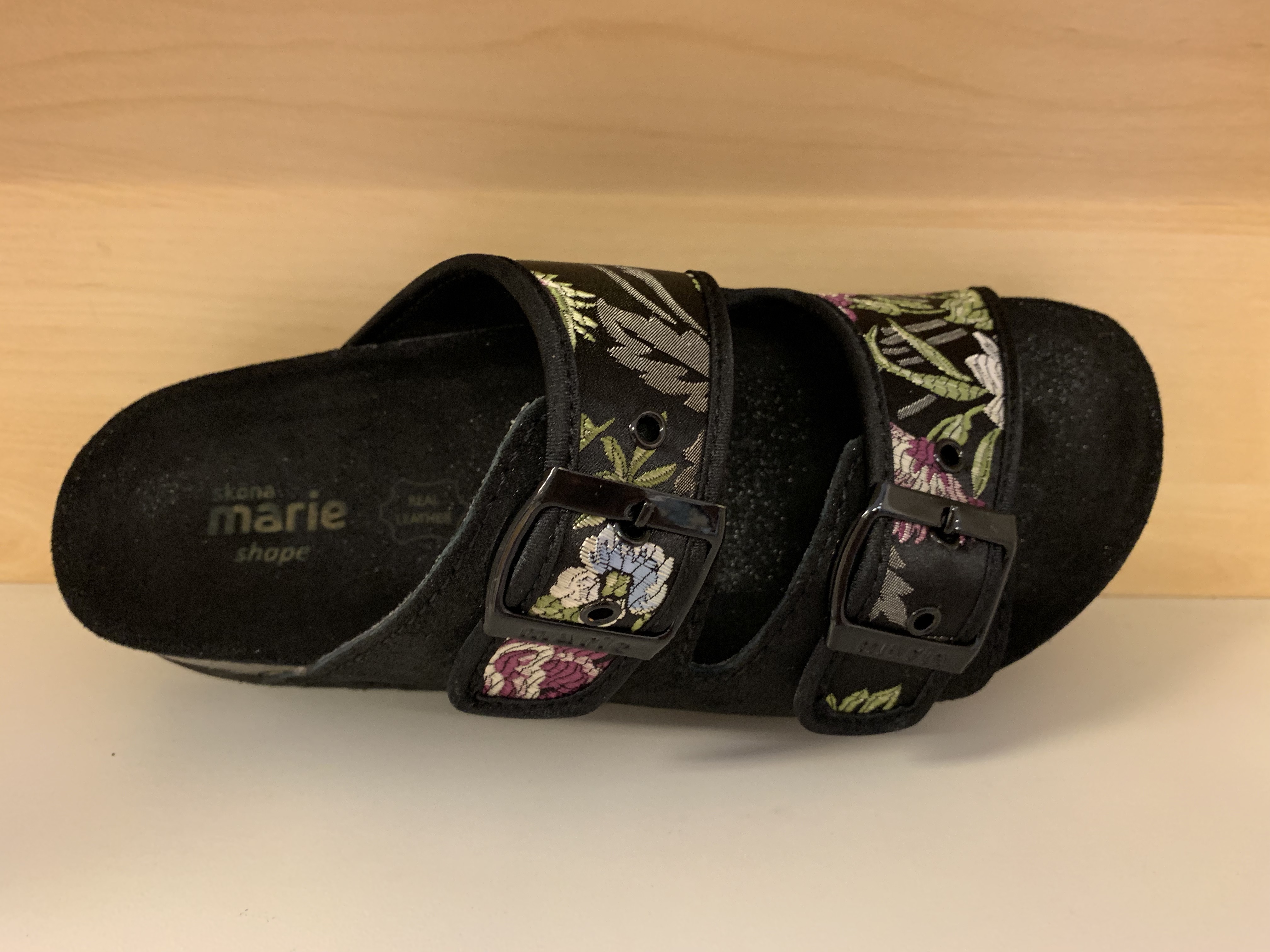 Damsandal  "Sköna Marie"  Svart med blom-mönster, skinn och textil.  Uppbygd innersula. - 2