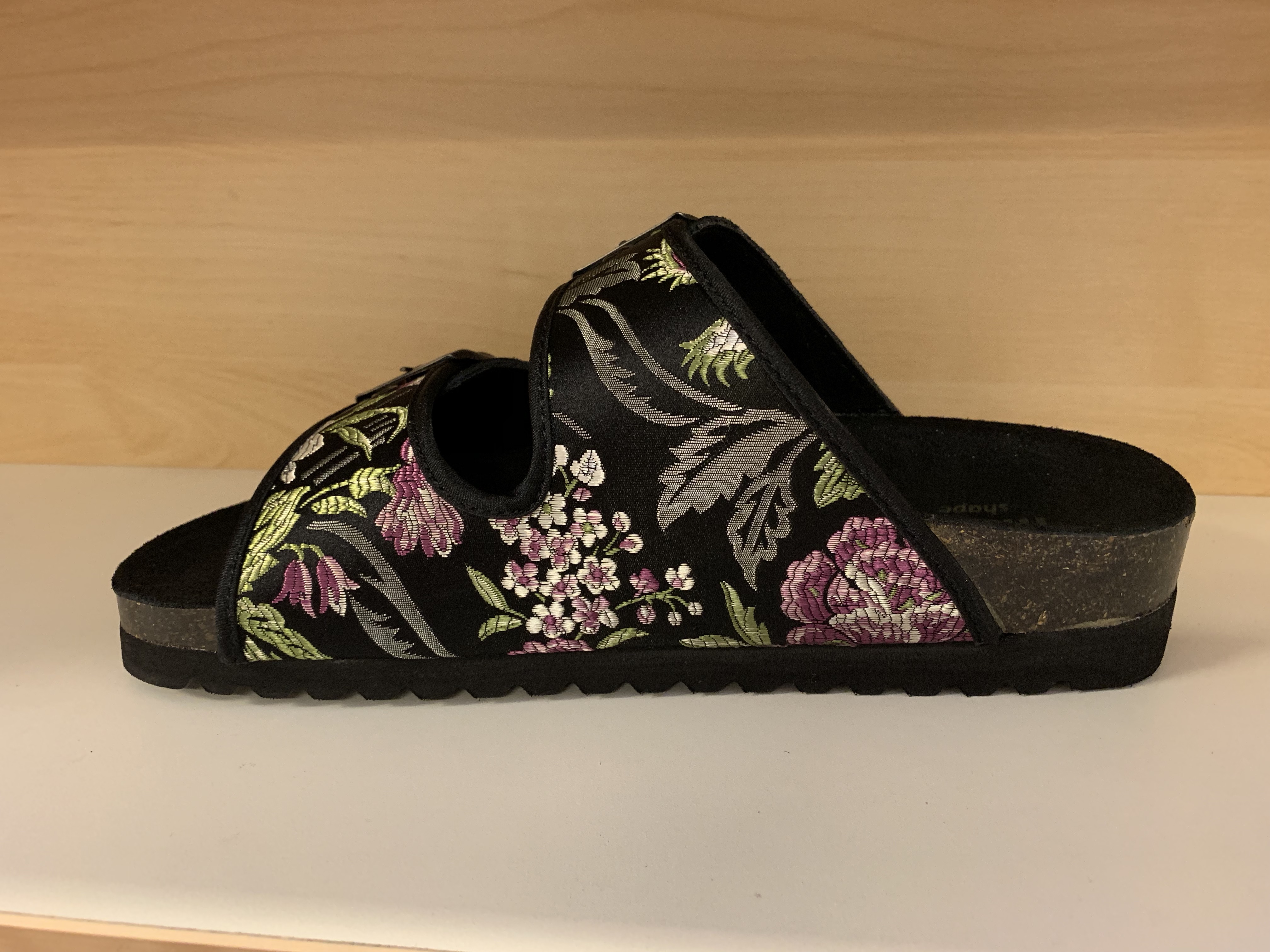 Damsandal  "Sköna Marie"  Svart med blom-mönster, skinn och textil.  Uppbygd innersula.
