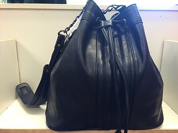 Svart Påse/väska med blänkande silvergrå satin-foder. Bredd 30 cm i botten,djup16 cm och 30 cm hög.