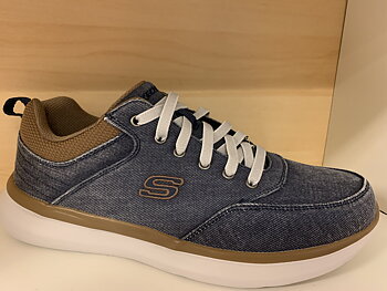 Skechers Herrsko Street Wear. Med Arch Fit sula som är uppbygd i hålfoten. Jeansfärgade med bruna detaljer.  Resår-skosnören.
