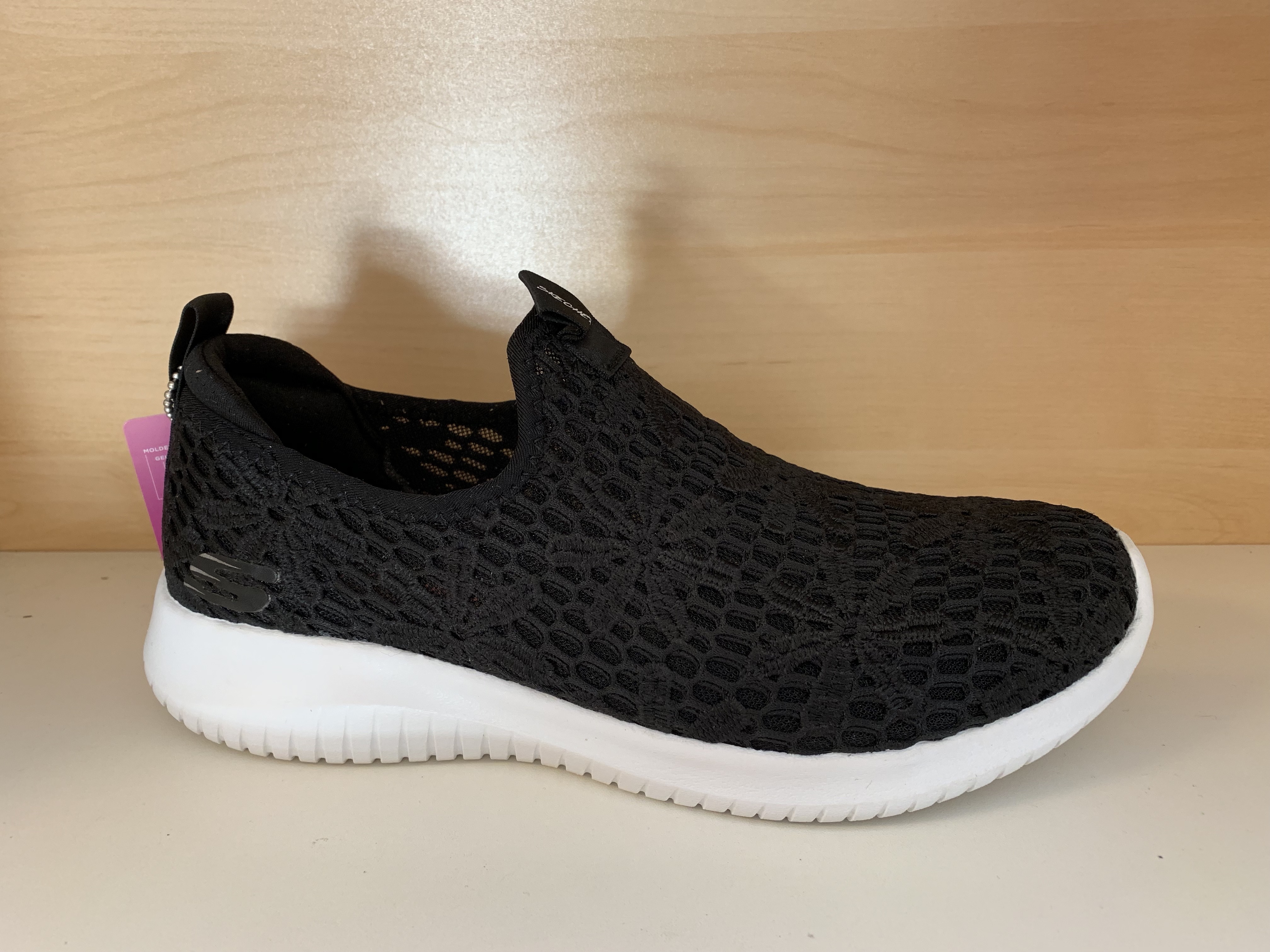 Skechers "Womens Ultra Flex "   med Memory Foam innersula. Svart spetsmönstrad.