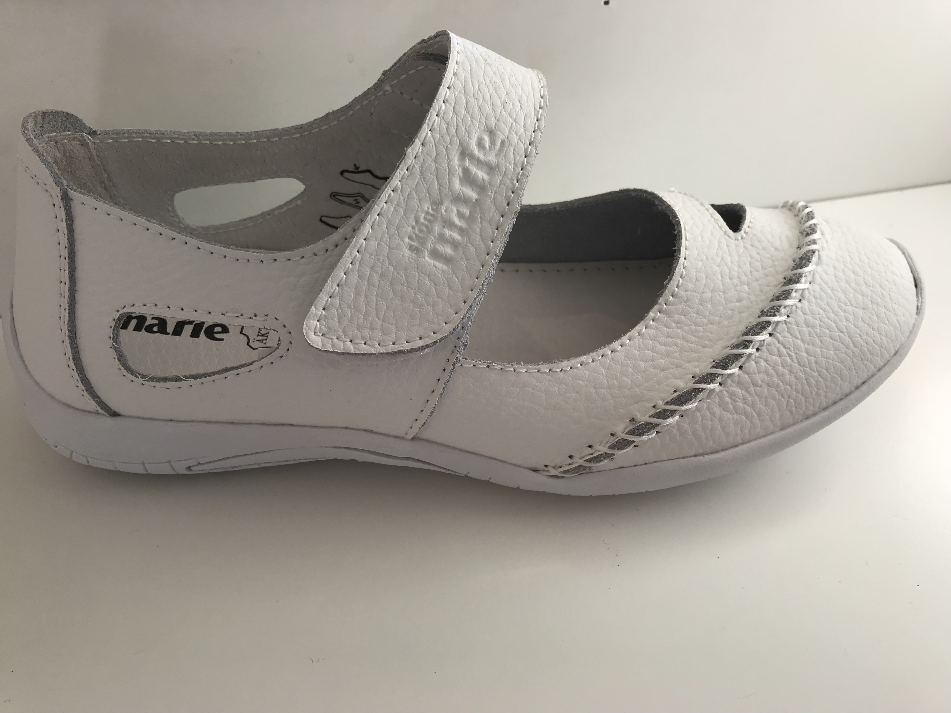 Mjuk, skön sko i vitt skinn.  " Sköna Marie" - 2