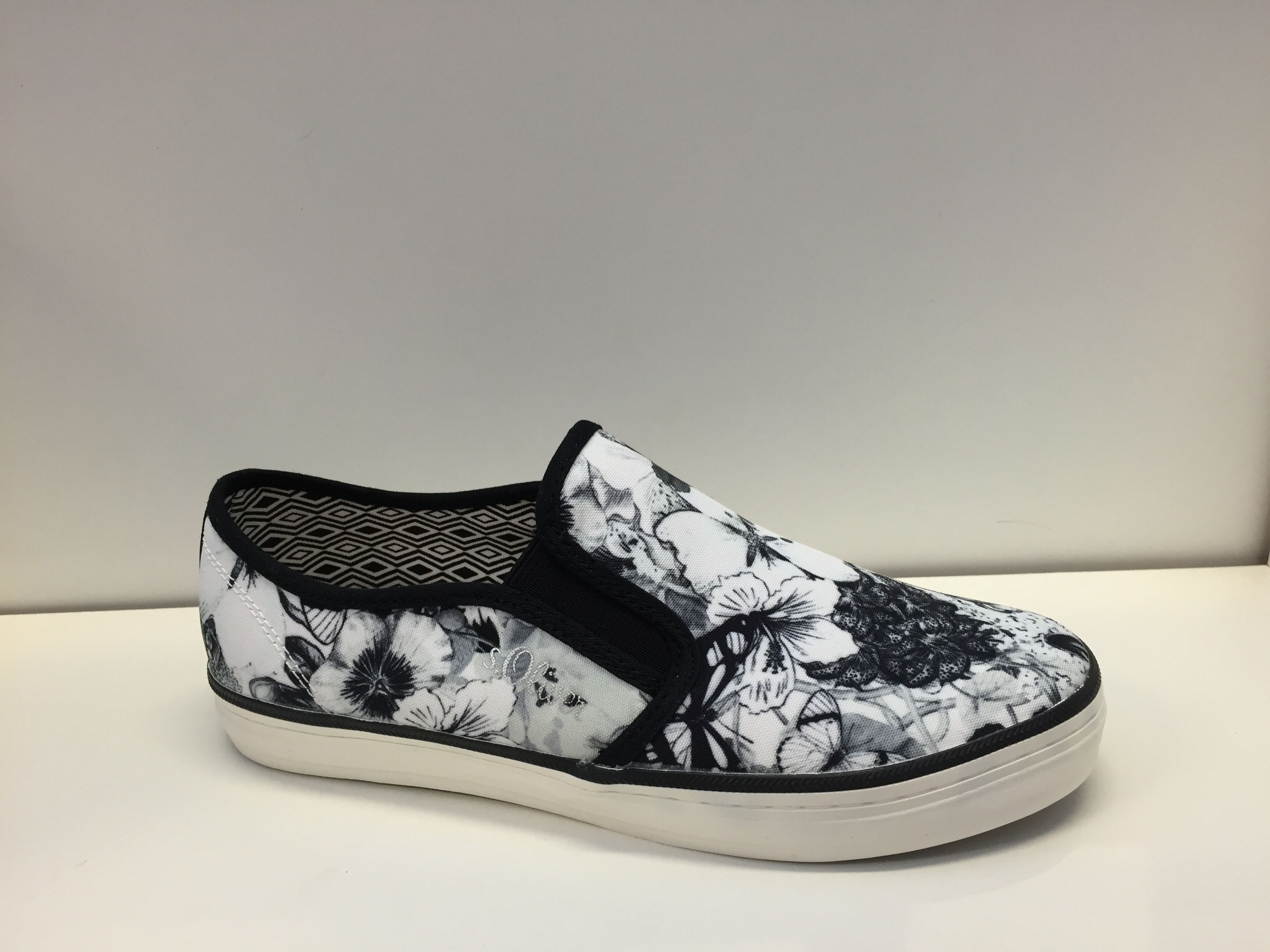 Canvas-sko. Black Flower  "s.Oliver"