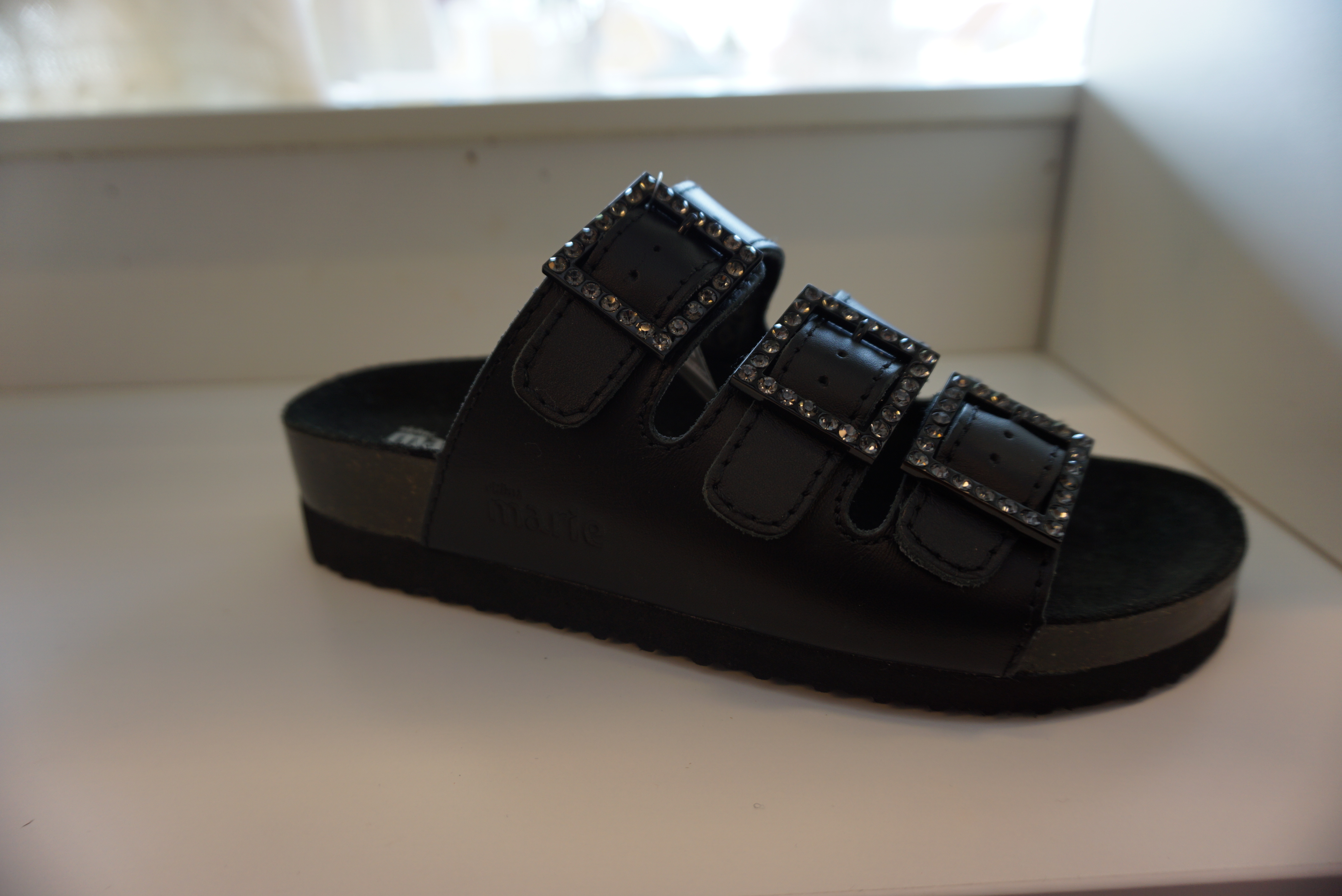 Sandal, fotriktig. Svart med strass. "Sköna Marie"