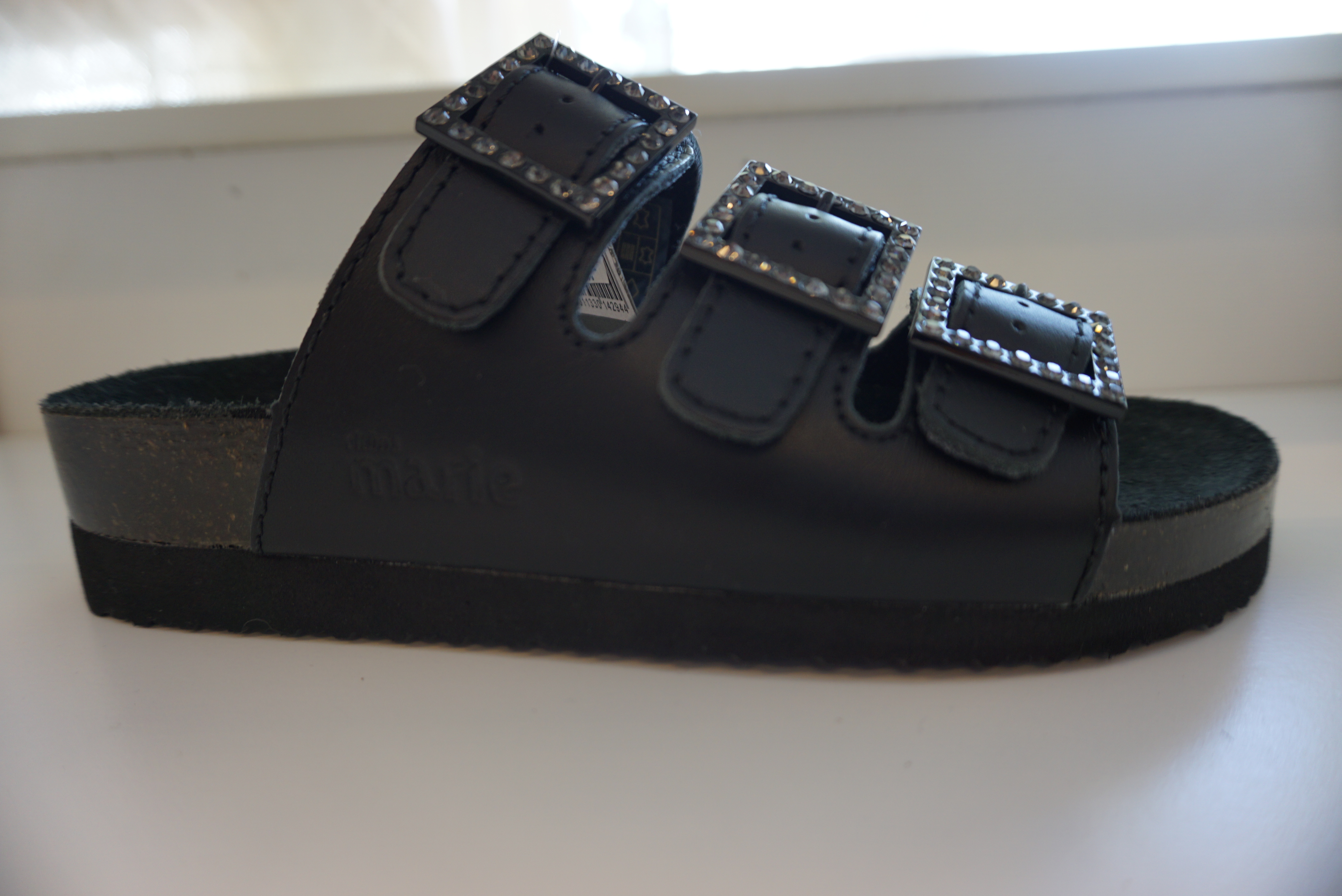 Sandal, fotriktig. Svart med strass. "Sköna Marie" - 3