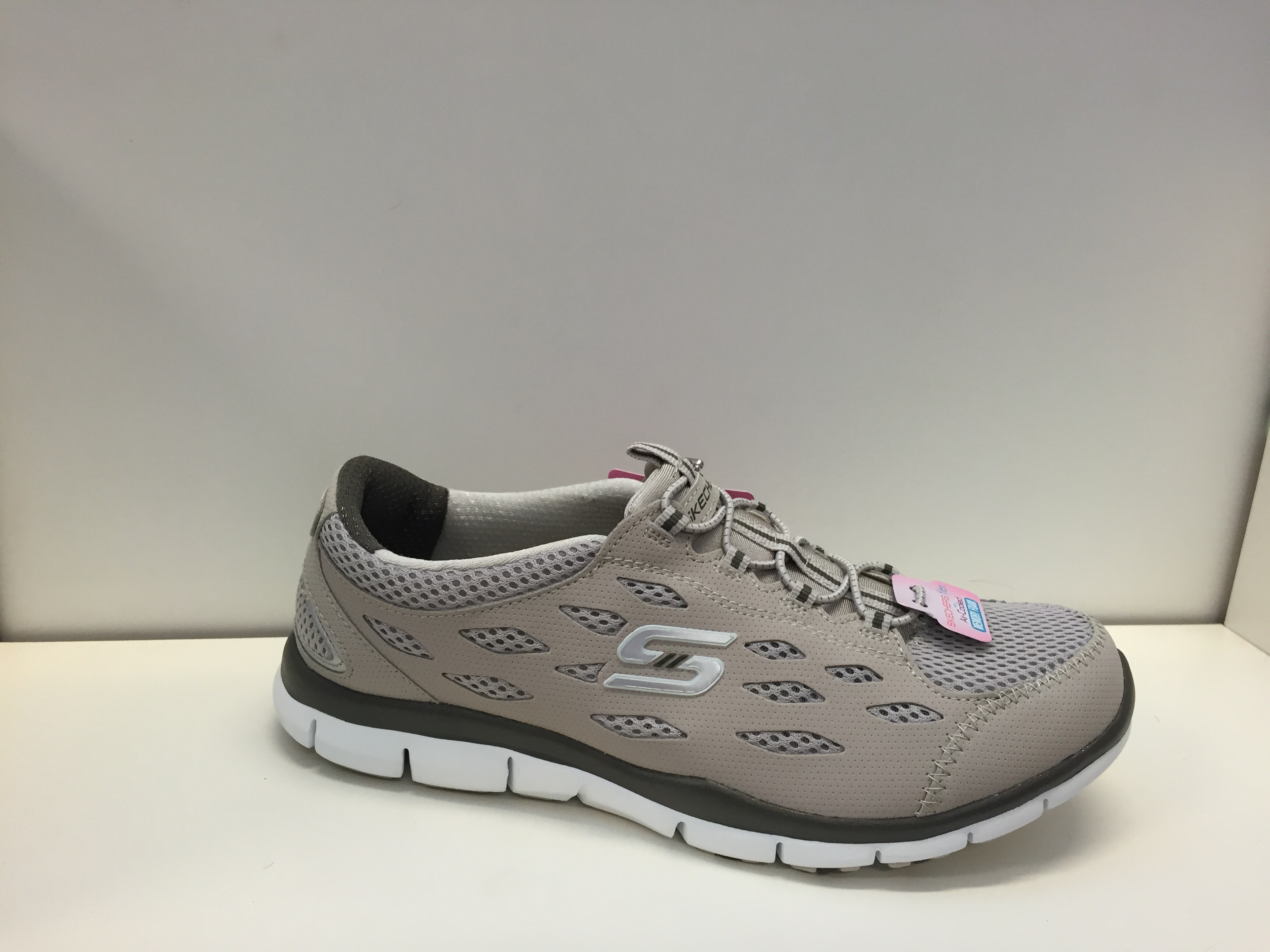 Skechers fritidssko med resår istället för snörning ljusgrå, "Memory foam" innersula.