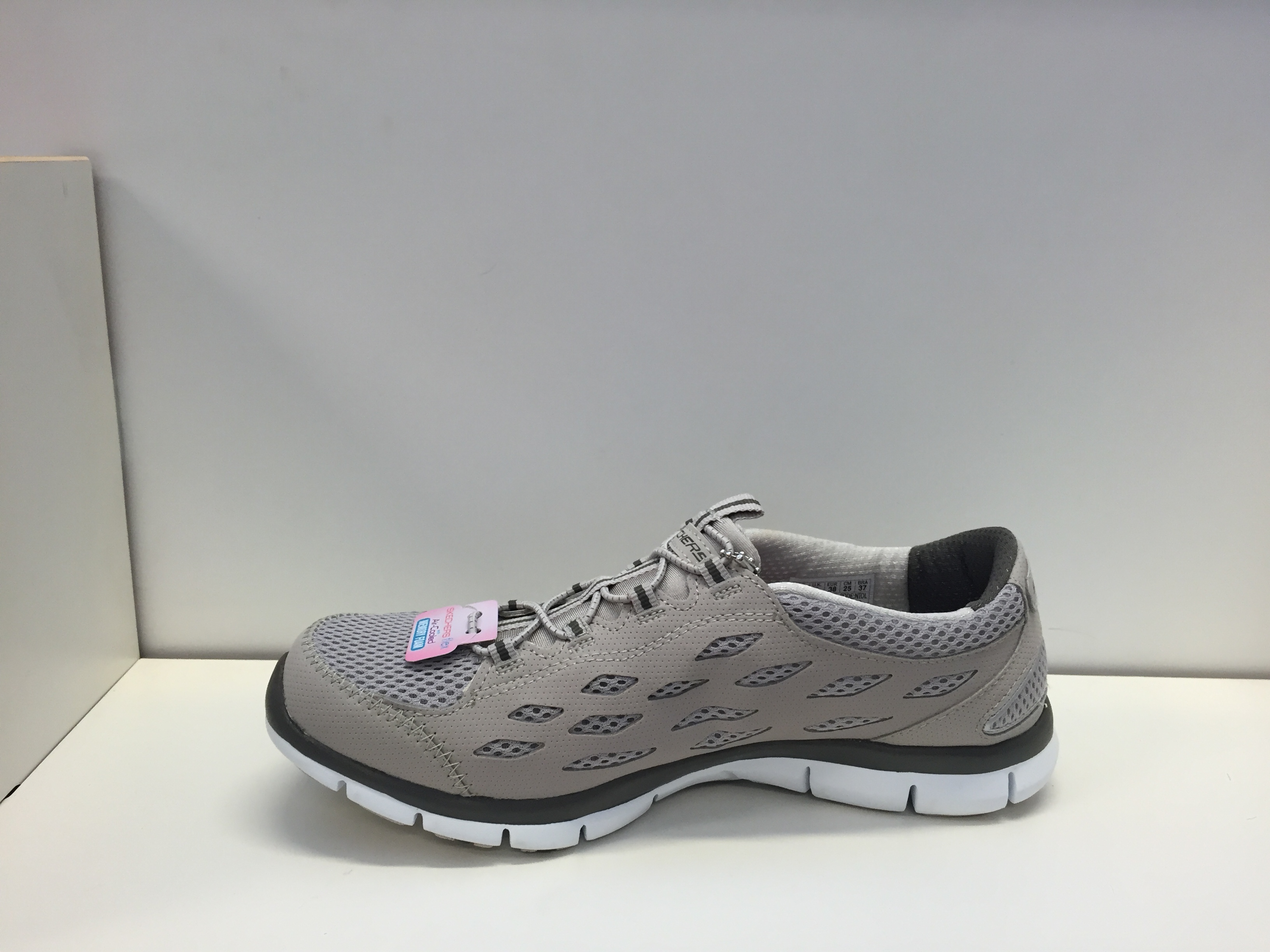 Skechers fritidssko med resår istället för snörning ljusgrå, "Memory foam" innersula. - 2