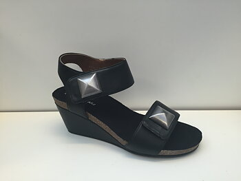 Svart sandal med kilklack.