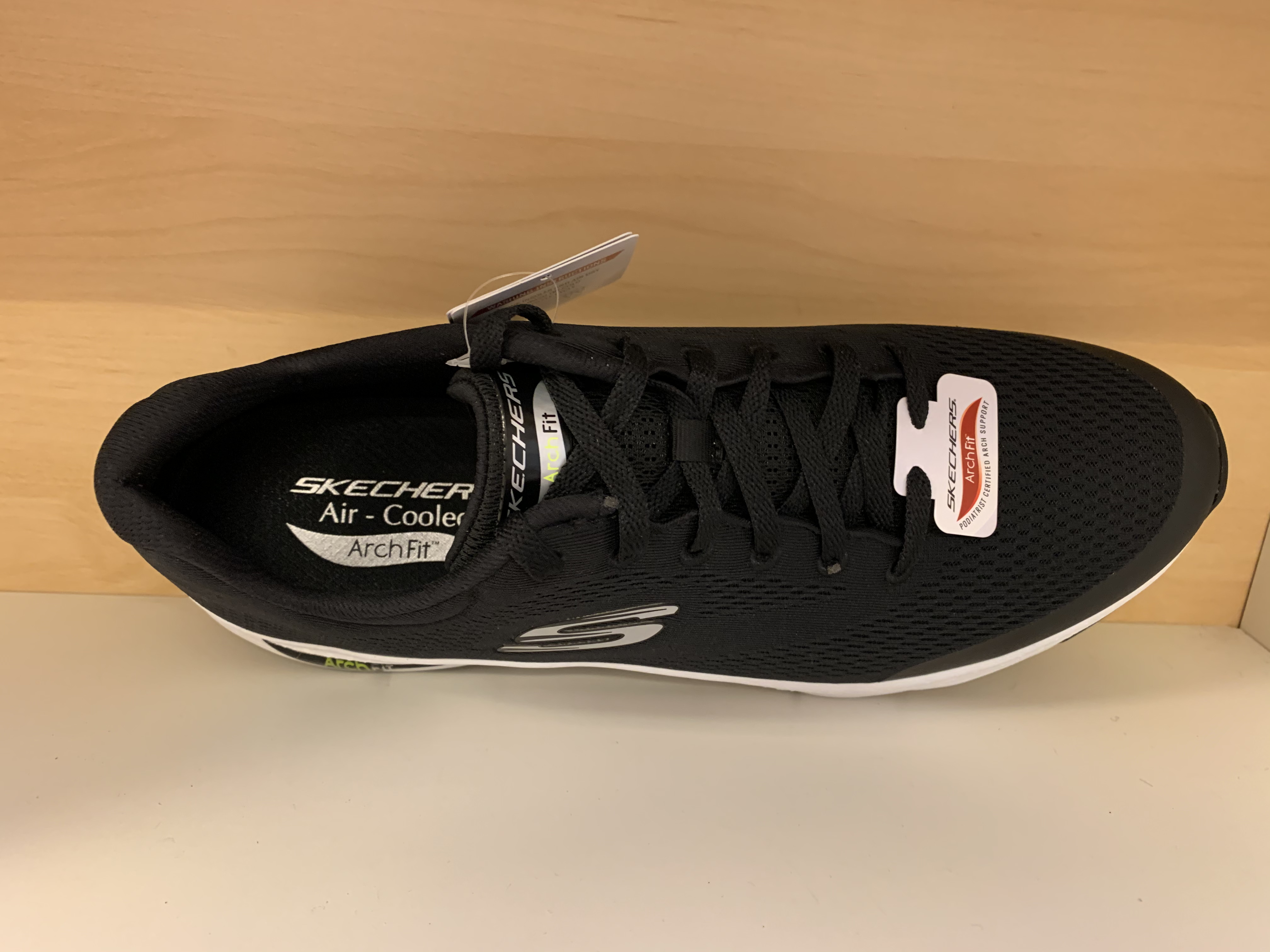 Herr-Skechers "ArchFit" uppbygd i hålfoten. Svart med vit sula. - 2