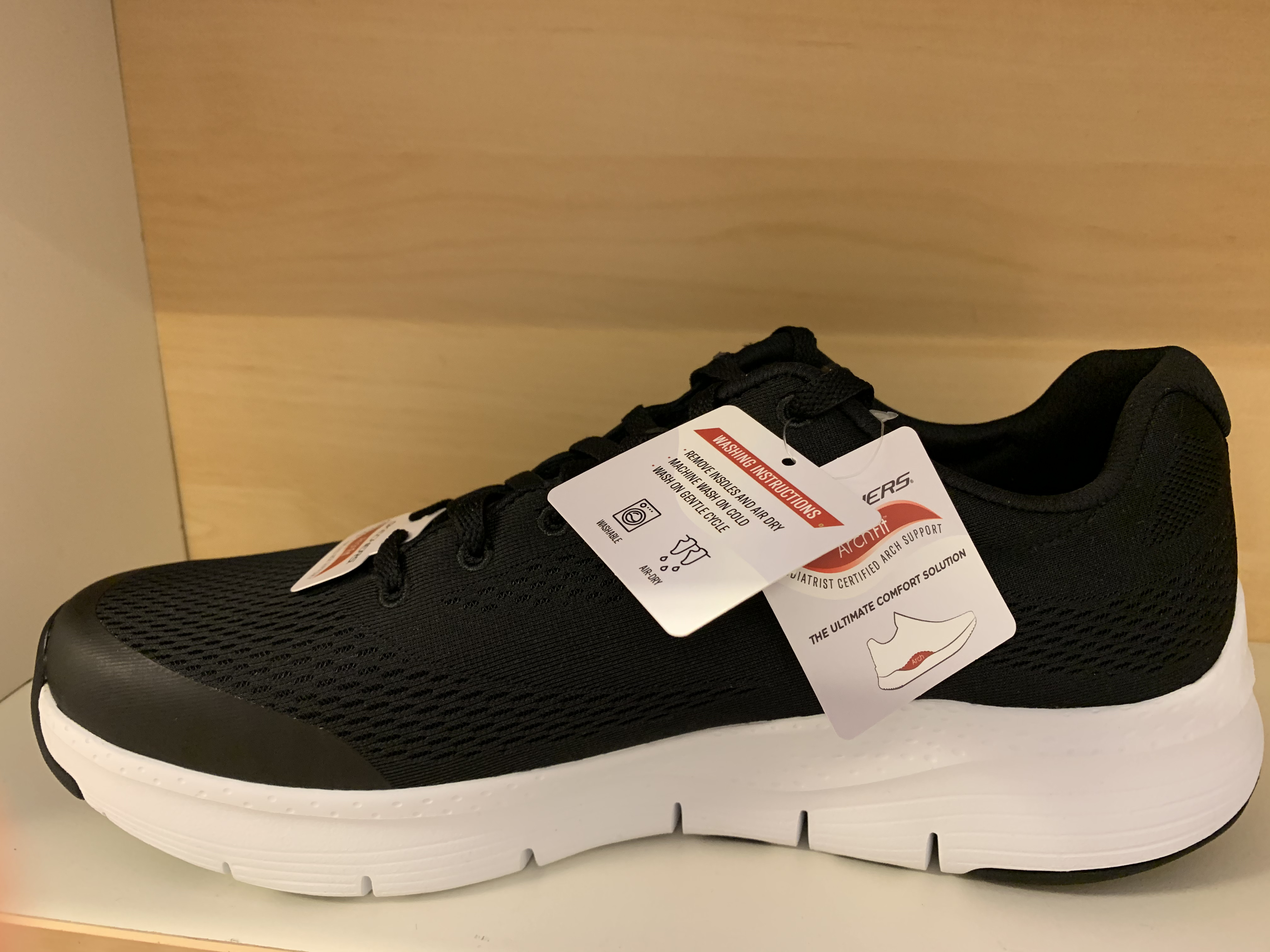 Herr-Skechers "ArchFit" uppbygd i hålfoten. Svart med vit sula. - 3