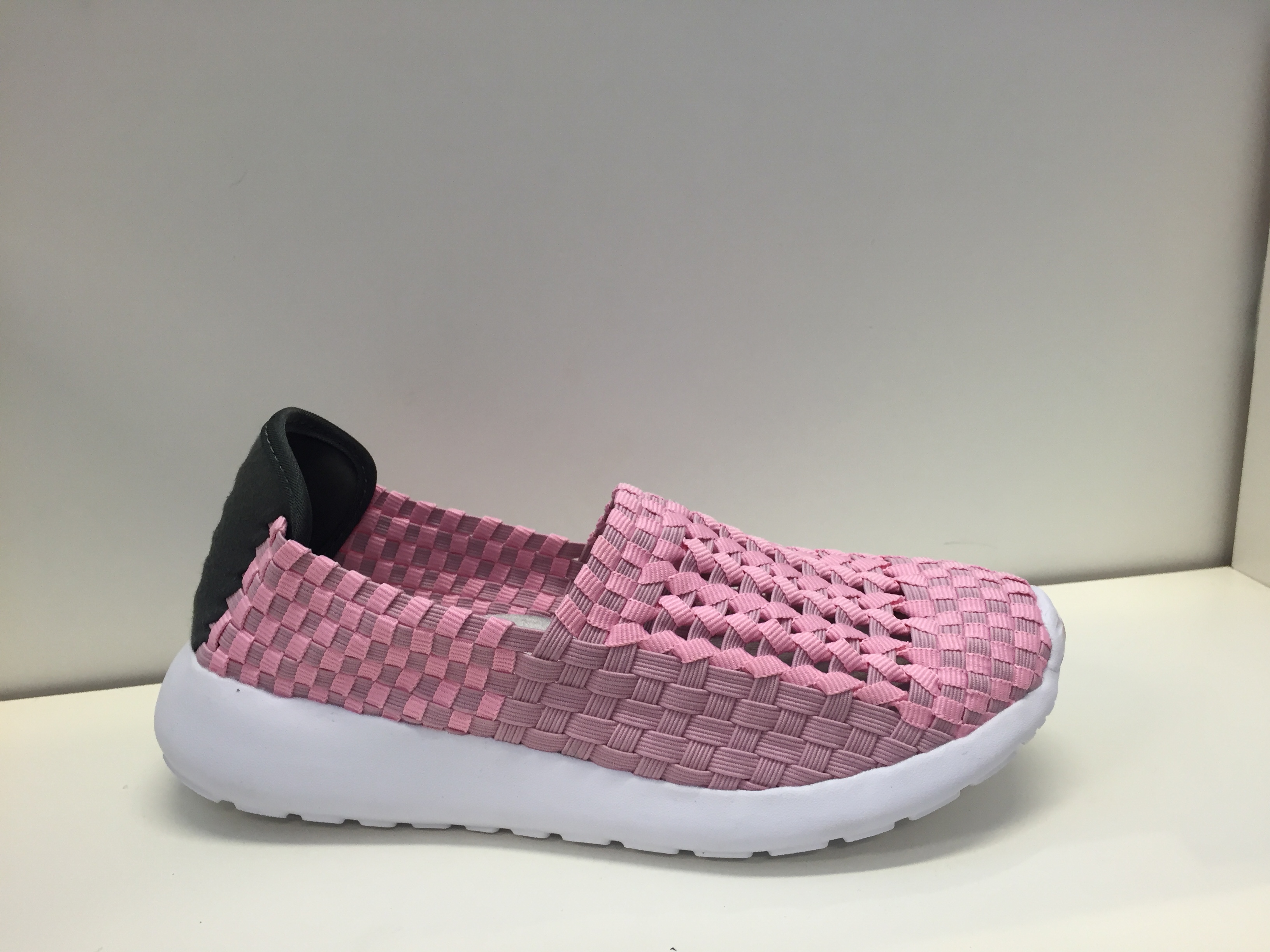 "Resårsko" rosa, med svikt i innersulan.