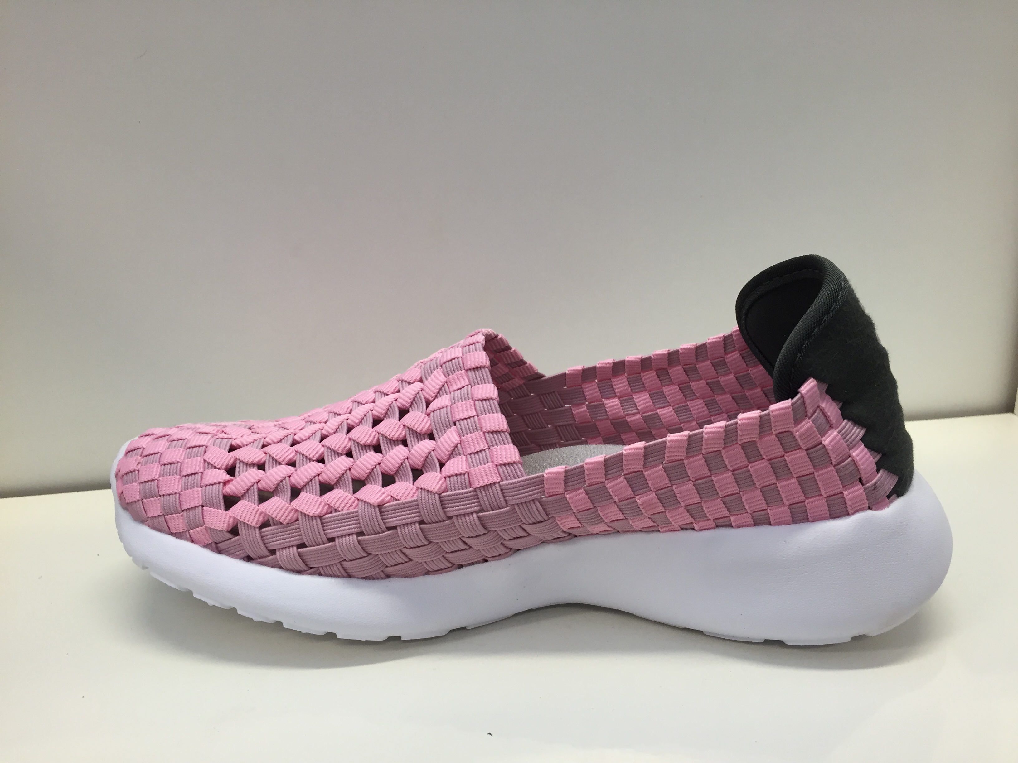 "Resårsko" rosa, med svikt i innersulan. - 2