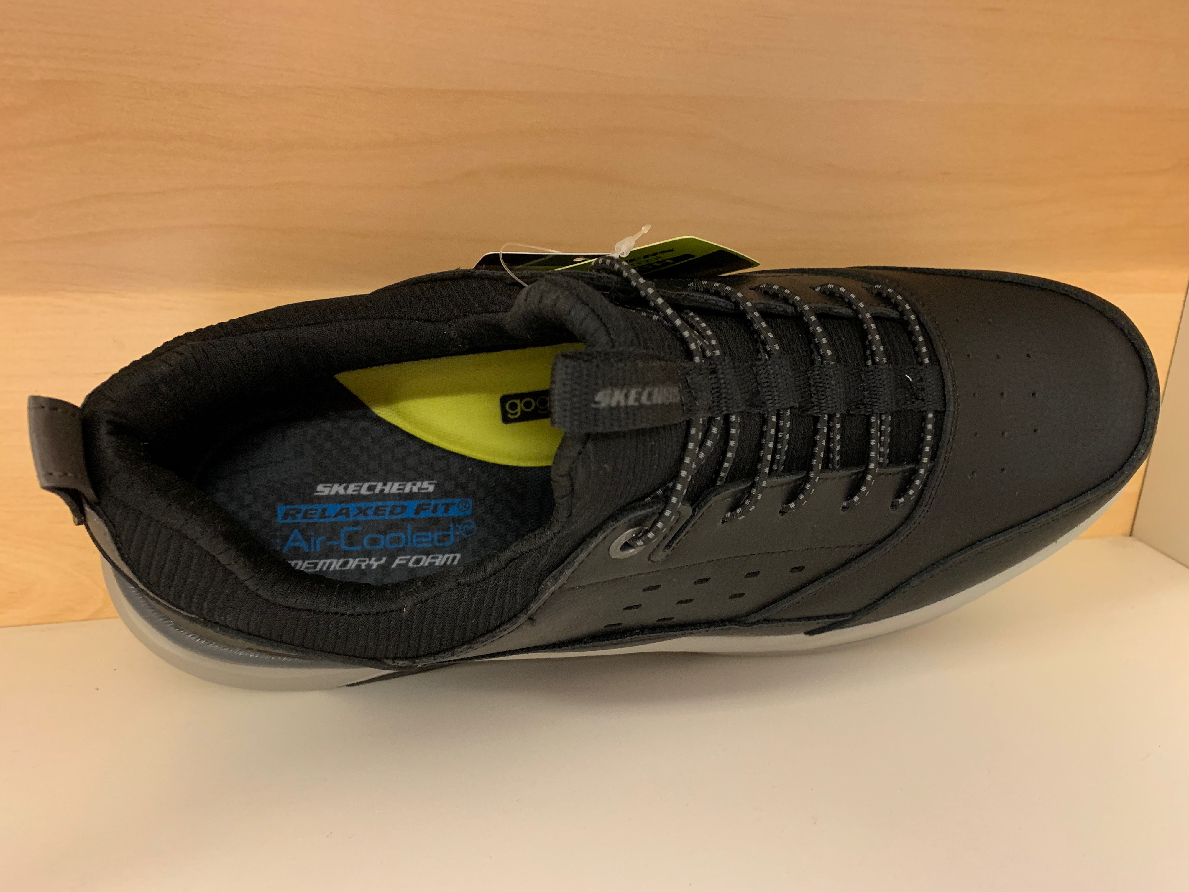 Skechers Mens Relaxed Fit med Memory Foam innersula, uppbygd i hålfoten. Svart skinn. Resår istället för snörning. - 2