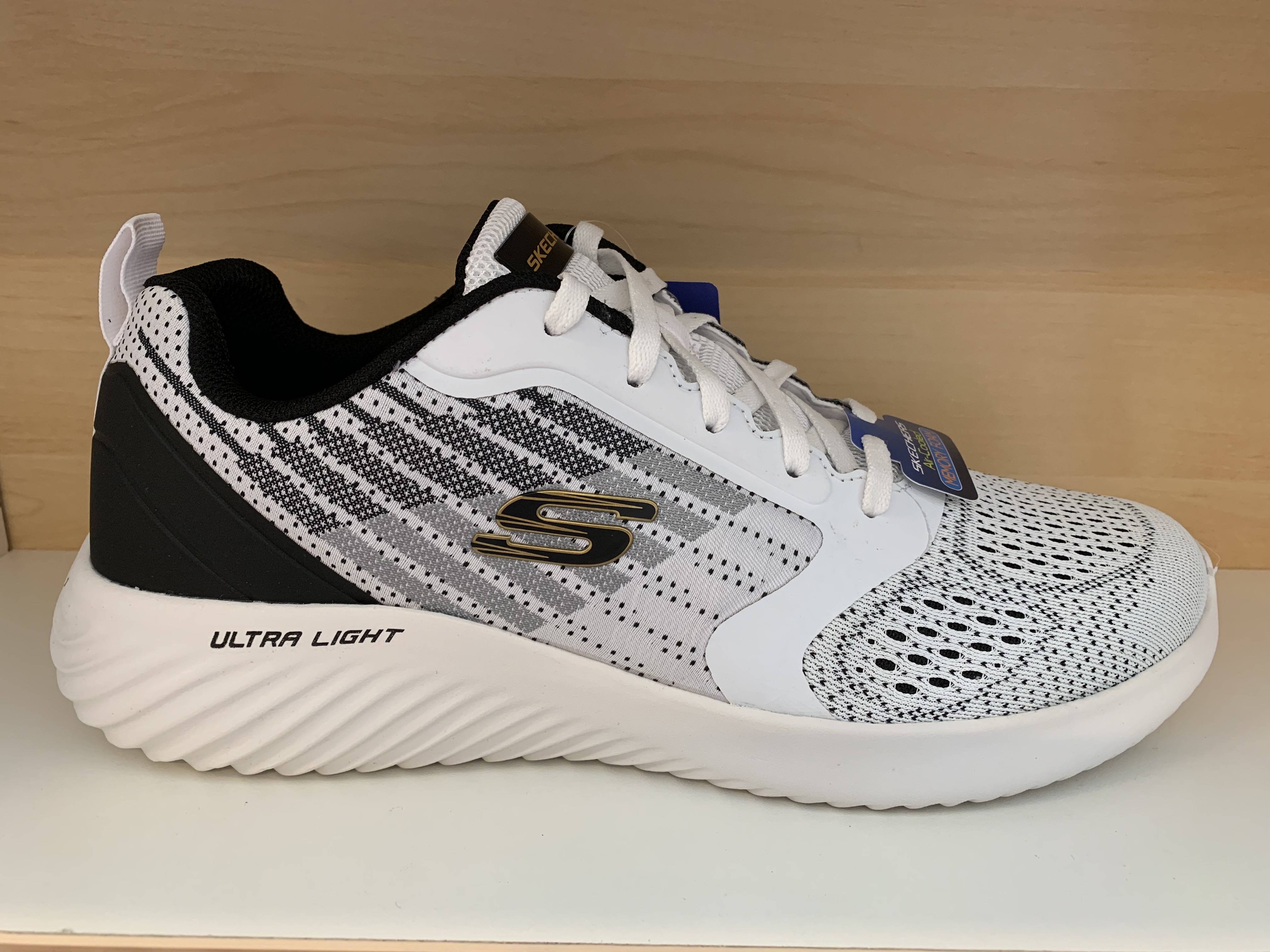 Skechers Herrsko "Mens Bounder" med Memory Foam innersula. Vit/svart